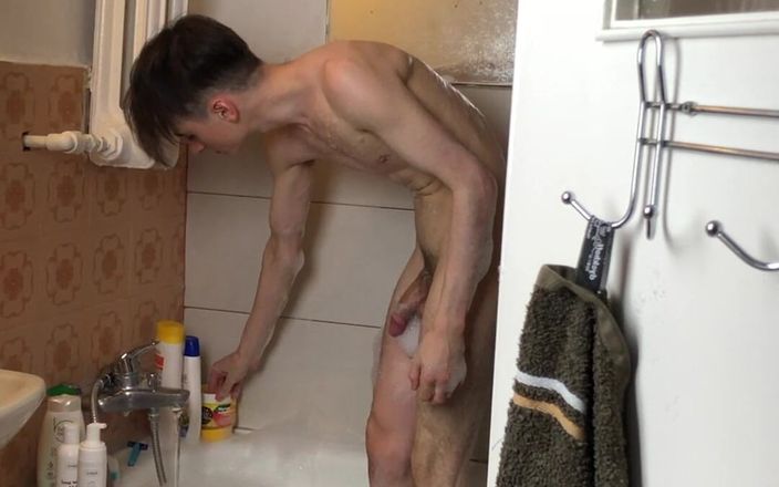 Gunter Meiner: Chico flaco se masturba en la ducha