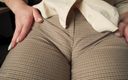 Teasecombo 4K: Zlobivá kolegyně tě svádí svými tlustými stydké pysky v kalhotách