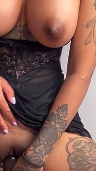Adegan solo hijabi dengan dildo hitam besar