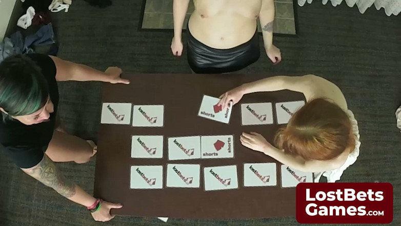 Lost Bets Games: Tobi, Nettle e Dolly jogam strip memory com apenas três...