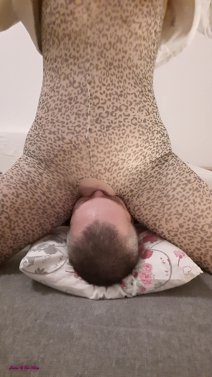 goddess82: Quédate debajo de mi coño de leopardo!