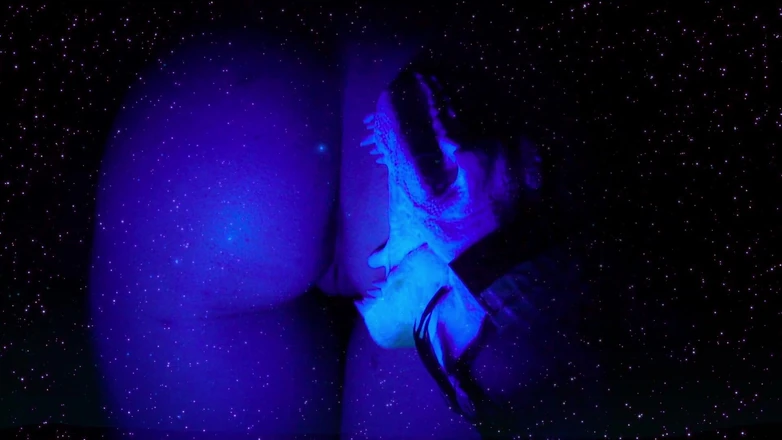 Moony: Молодой художник позирует обнаженной для ее эротических художественных экспериментов. Она использует стояк своего фотографа