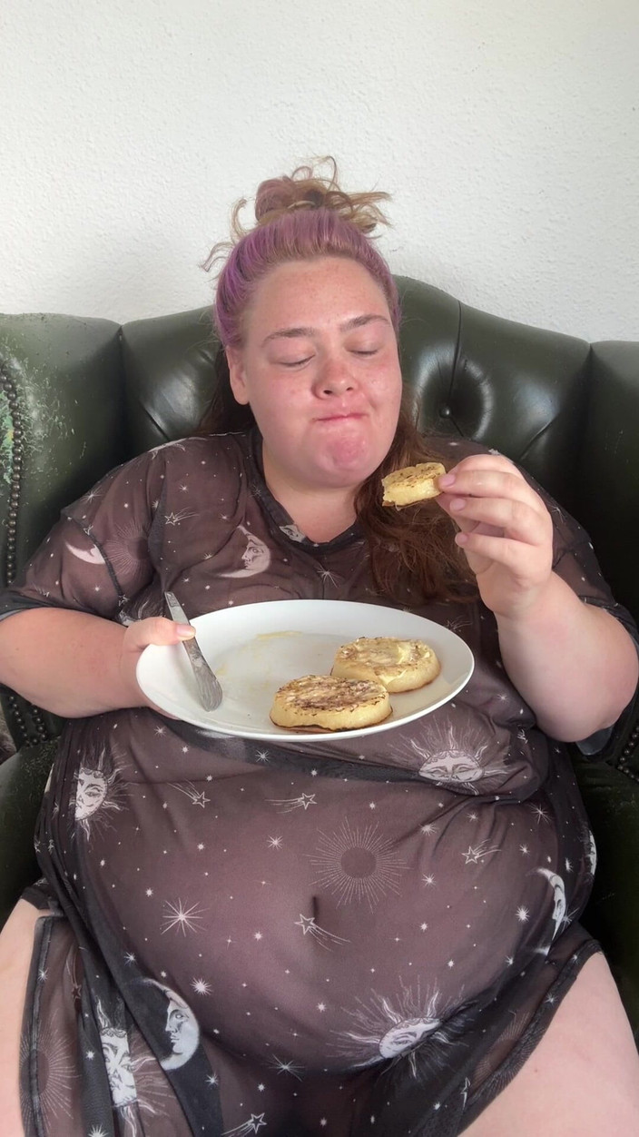 fatemmabbw: 巨大な空腹のぽっちゃり系女性が朝食で自分を詰め込む
