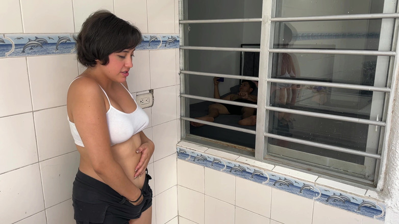 ManuelaAlvarez: मेरी सेक्सी सींग की बनी सौतेली बहन मुझे अपने कमरे में हस्तमैथुन करते हुए देखती है और वह तब तक बहुत गर्म हो जाती है जब तक कि मैं उसे चोदने के लिए उसके लिए अंदर नहीं आता।