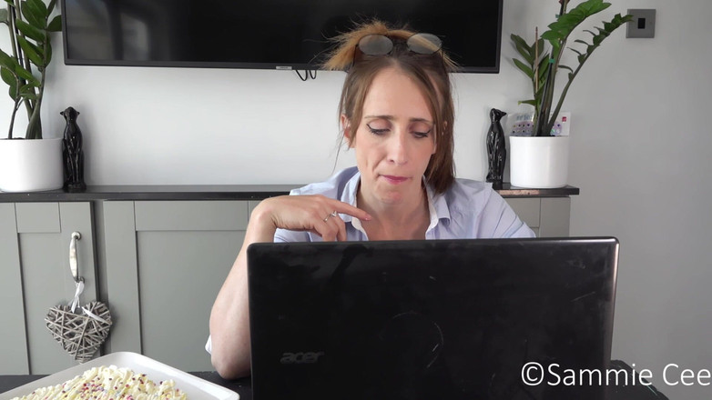 Sammie Cee: Sekretářka sedí na dortu, custard pour &amp; čůrání na notebooku