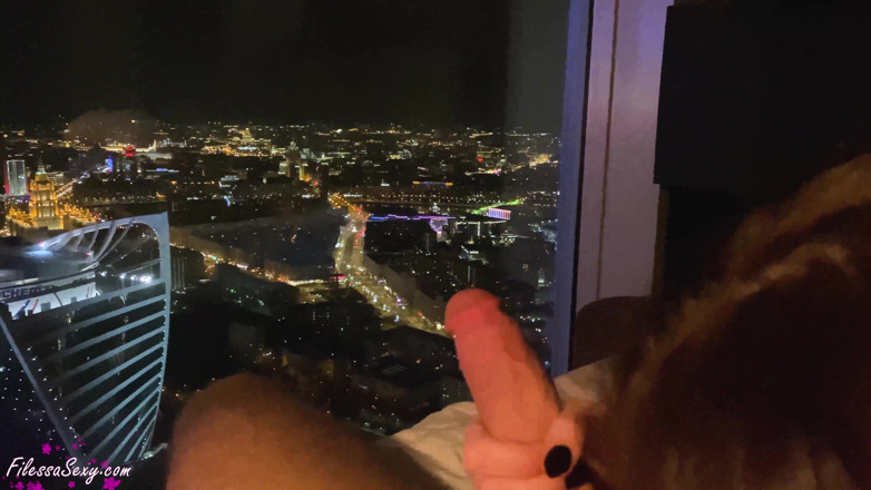 Filessa: Sexy přítelkyně smyslně saje ptáka a šuká u okna