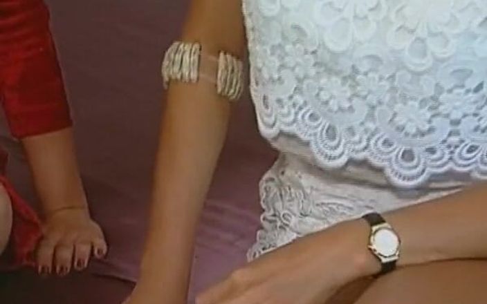 Deutsche Frauen: 카메라맨에게 알몸으로 포즈를 취하는 클래식 독일 인형