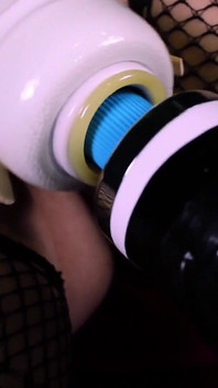 Potěšení, dokud nezbedný masochista stříká - připoutaná ke stolu