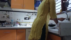 भारतीय नौकरानी आंटी बड़ी चूस रही है और मालिक के साथ चुदाई कर रही है