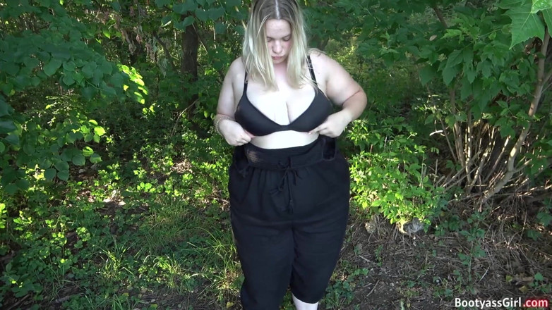 Bootyass Girl: Velmi sexy baculatá blondýnka šuká v lese