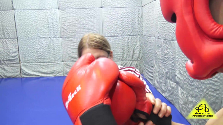 NM fetish wrestling videos by Princess Nikki: สาวหน้าอกใหญ่ถูกน็อคระหว่างการแข่งขันชกมวย