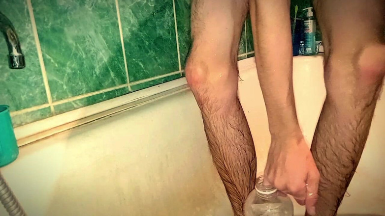 Fish Cam: Twink pieprzył butelkę w łazience. Chudy facet szarpi się butelką w łazience