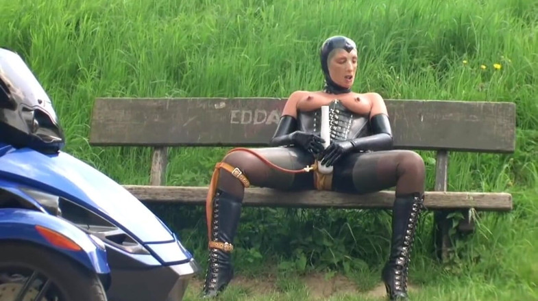 Rubber & Clinic Studio - 1ATOYS: Bizarre outfit - kinky rondlopen met pisplezier
