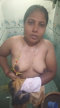 Femeie desi duș