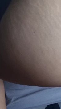 Annylii, la beauté asiatique avec un cul énorme et une chatte étroite, m’a fait jouir partout