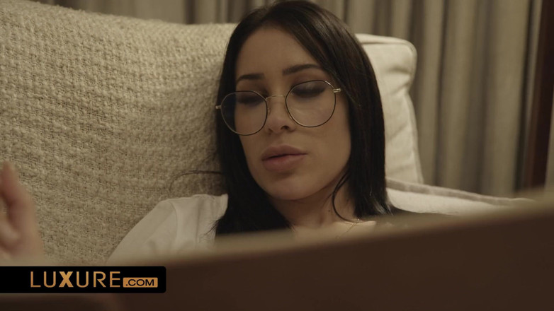 Luxure: Kejutan seksi Lola Bellucci