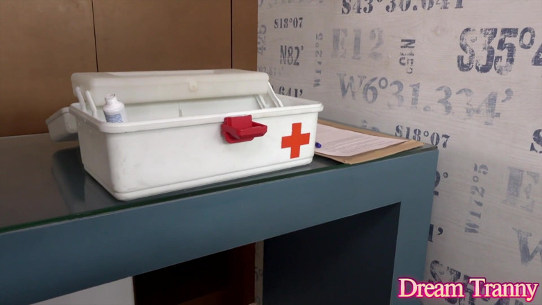 Dream Tranny: Perverzní doktor Tony Lee důkladně zkoumá tbabe Nataly Souza