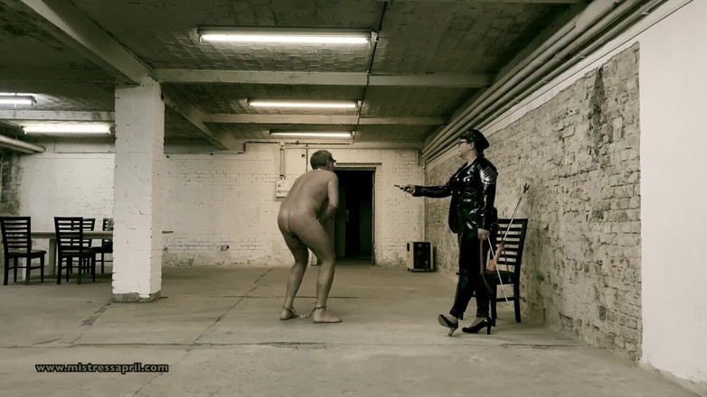 Mistress April: Dominatrix Älskarinna April - Cell 45, gårdövning