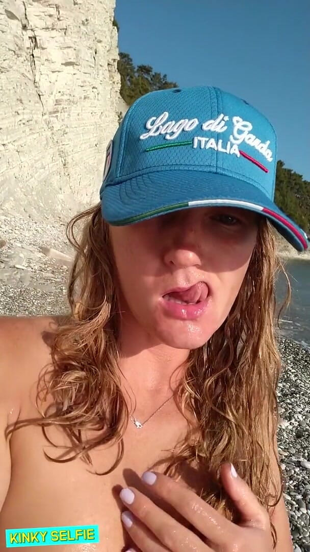 Sasha Bikeyeva: Kinky selfie - prawdziwa amatorska perwersyjna para nudystów na plaży