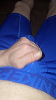 Masturbuji a stříkám do kondomu, zatímco nosím spodní prádlo Blue Nike pro spandex