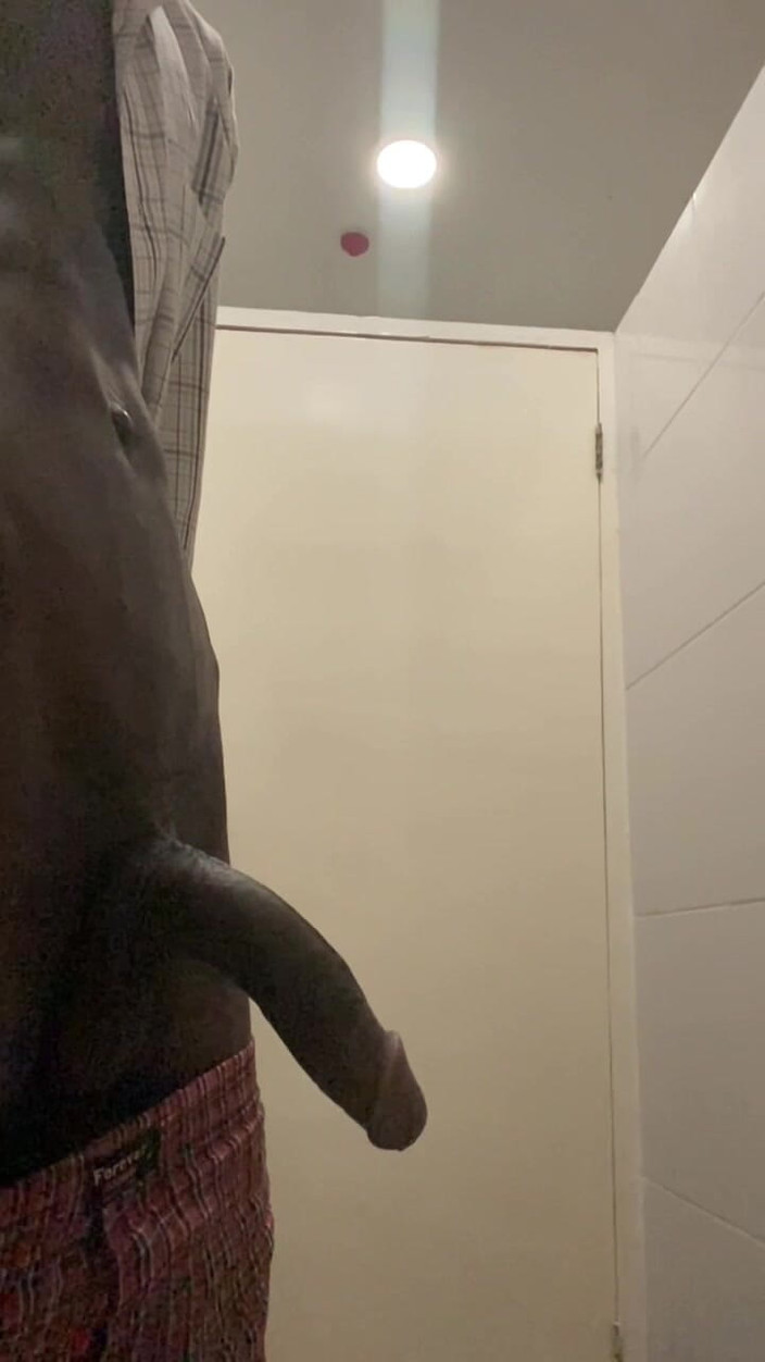 Slimniqqa: Grande pau preto pego se masturbando no escritório