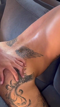 Twink upuści ogromny ładunek wewnątrz dziwki