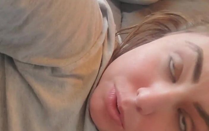 KinkyKatie: क्या आप आसानी से विचलित हो जाते हैं? मुझे पता है कि मैं करता हूँ! खासकर जब आप मुझे तस्वीरें भेजते हैं!