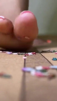 Giantess Smashing Little People na macie jogi