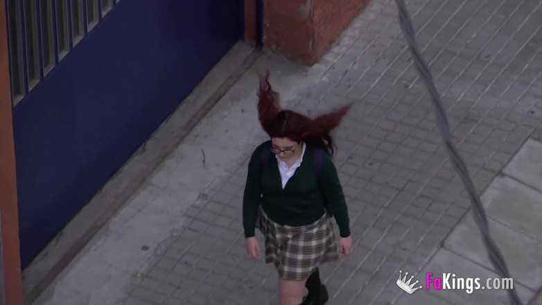 FAKings: Всього 18. Руда тінка дебютує в порно на fakings!