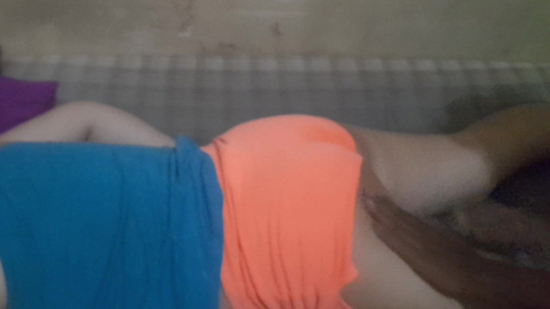 Angelina pop: Kobieca sukienka ślubna z ogoloną opaską na głowę