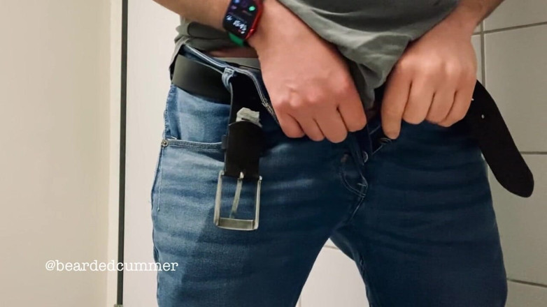Beardedcummer: L'orso del patrigno fa pipì in jeans e mostra il...