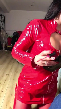 Shiny Red Pvc Dress - boquete fumante e jogo de batom bagunçado