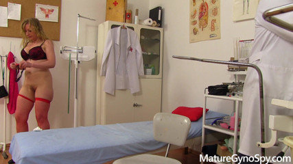 Mature Gyno Spy: Gyno matang - doktor gyno aneh tua memasang kamera dalam pembedahannya...