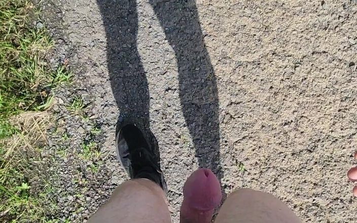 Djk31314: Andando ao ar livre com apenas meias e sapatos