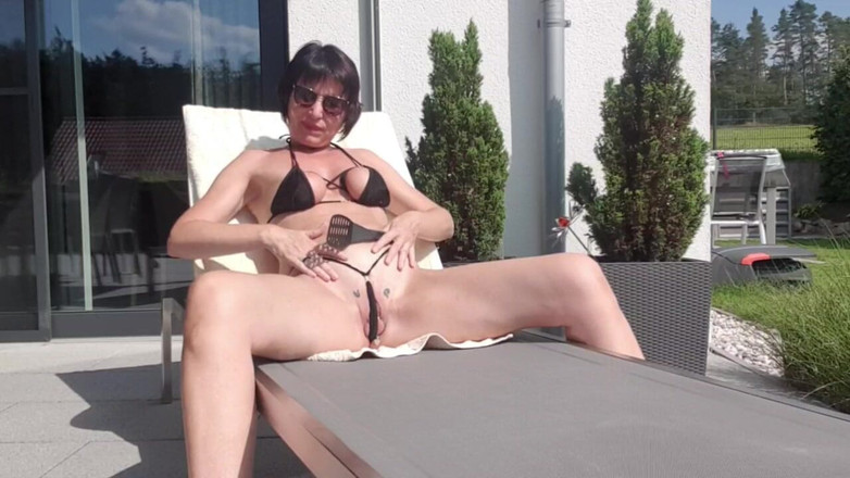 JulieEroticDress: Spuit terwijl je in het openbaar in de zon badend