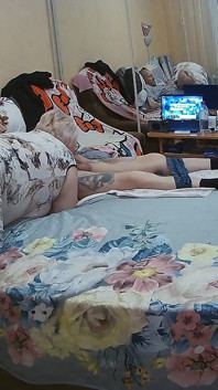 眼鏡をかけた継母が私のペニスをしゃぶって射精