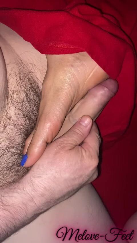 Naelor: Naelor jouit sur les pieds melove avec son vernis à ongles...