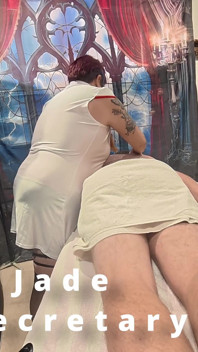 Sekreterler masaj salonuna masaj yapıyor
