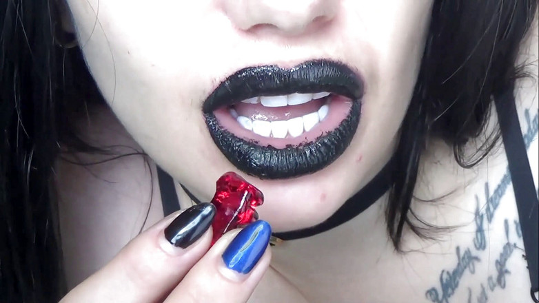 Goddess Misha Goldy: 我的第一部幻想吞噬影片！性感的恶魔会吮吸男人的生命，并送他们的男性身体在她的肚子里消化他们！