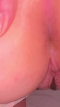 POV: エッチな妻がクローズアップアナルでお尻をあげ、口に射精