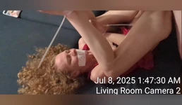 Seksi orta yaşlı seksi kadın fermuarlı ve maskeli adam tarafından dölleniyor