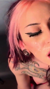 Maxxx Steele Tinder'da ateşli gotik oda arkadaşıyla eşleştiriliyor, bu yüzden boğazını sikiyor ve fahişenin yüzüne boşalıyor