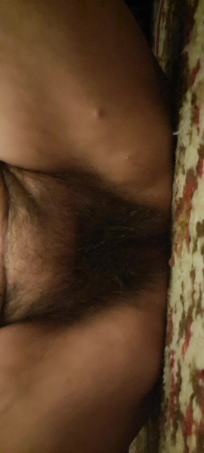 Mommy big hairy pussy: 继母展示她的屁股有多紧