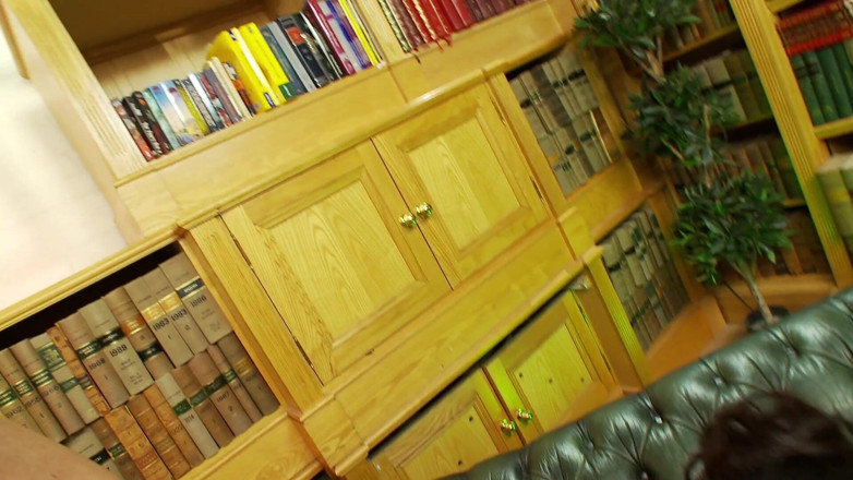 Hot Girlz: La bibliotecaria sexy si fa riempire la figa stretta da...