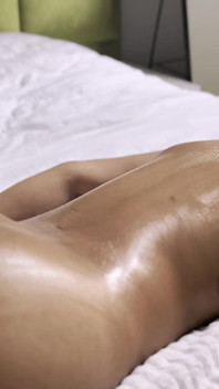 Pantera Belga geeft Mia een olieachtige massage