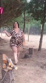 Scopando la sexy matrigna nel bosco all'aperto