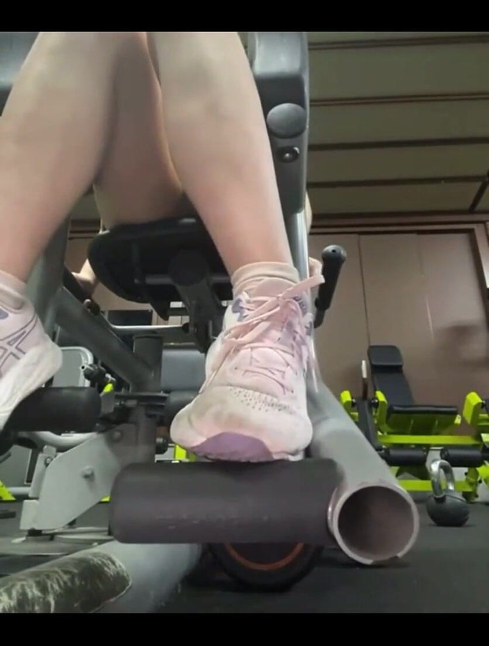 JuiceLussie: ジムで潮吹きオナニー