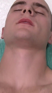 Dobry stary wiejski chłopiec oszukany przez pnącza