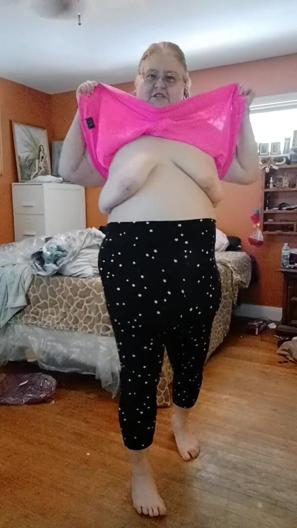 BBW nurse Vicki adventures with friends: मैं गुलाबी पैंटीज गुलाबी टॉप और सुंदर आइसक्रीम शॉर्ट्स पर डाल रहा हूं