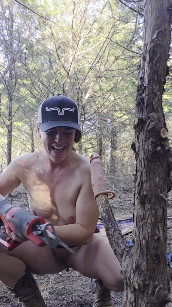 NaughtyRedFarmgirl: Ruda pieprzy cipkę w woods squirting all over